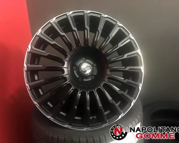 Cerchi in lega neri con dettagli diamantati, perfetti per dare un look aggressivo alla tua Range Rover.