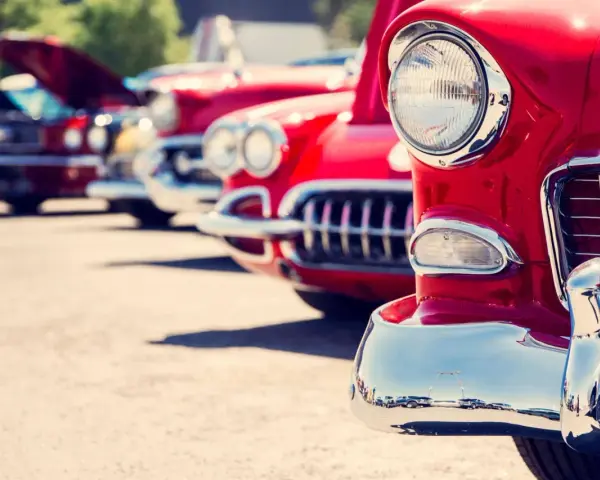 Una fila di auto d'epoca rosse scintillanti, un vero spettacolo per gli occhi. Dopo quanti anni un'auto diventa d'epoca?