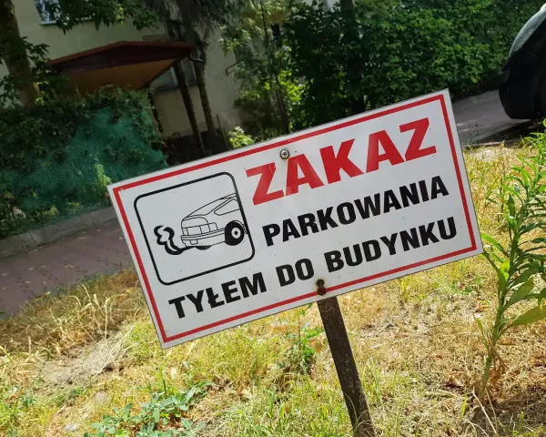 Czy można parkować tyłem do budynku? Sprawdź przepisy i uniknij mandatu