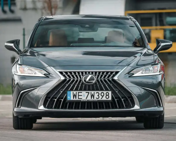 Szara hybryda Lexus ES 300h z przodu, z widocznym grillem i logo.