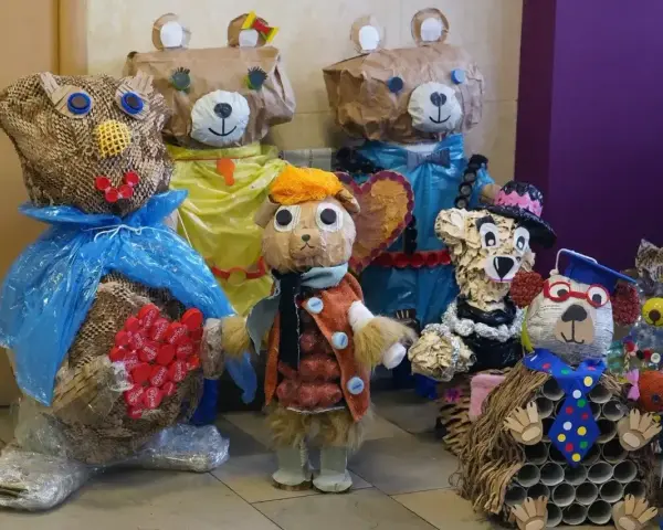 Kreatywne, ekologiczne zabawki z recyklingu. Jak zrobić takie misie? Z papieru, plastiku i korków!