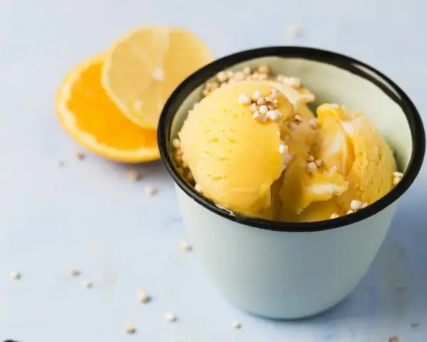 Erfrischendes, selbstgemachtes Orangeneis mit Zitronenscheiben und gepufften Amaranth-Körnern. Perfekt für heiße Tage!
