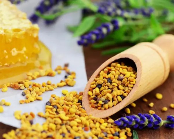 Miele, polline e lavanda, ingredienti naturali per scoprire i propoli benefici.