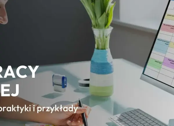 Kobieta planuje pracę na 3 zmiany, tworząc grafik. Na ekranie widać kalendarz z wpisanymi zadaniami.