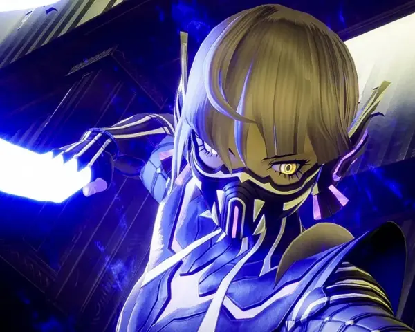 Personaje de Shin Megami Tensei V con armadura azul y dorada, máscara y ojos amarillos brillantes, emitiendo luz azul.