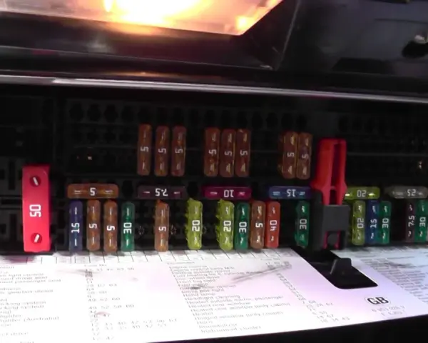 Panel z bezpiecznikami BMW E46, z czerwonym bezpiecznikiem 50A i innymi o różnej wartości.