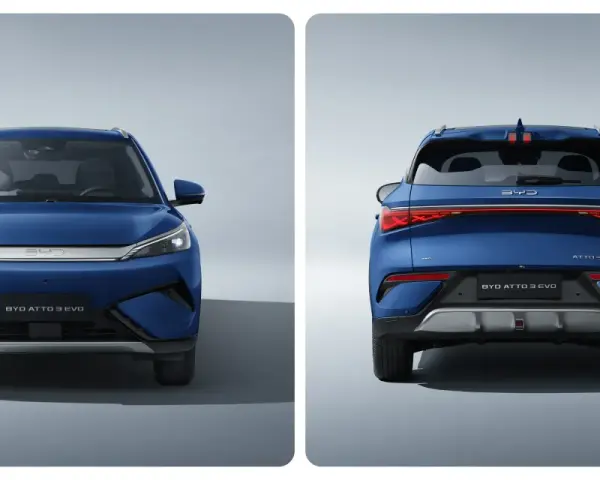 Niebieski SUV BYD ATTO 3 EVO widziany z przodu i z tyłu.