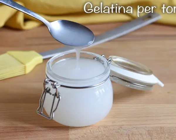 Gelatina per torte fatta in casa, limpida e lucida, pronta per essere spalmata con un pennello.