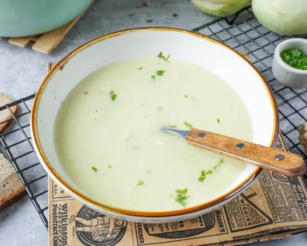 Cremige Kohlrabisuppe, perfekt für ein wärmendes Kohlrabisuppe rezept. Mit frischer Petersilie garniert und Brot serviert.
