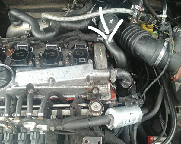 Silnik Audi A3 8L 1.6. Widoczna odma i jej połączenia, które mogą być przyczyną objawów problemów z silnikiem.