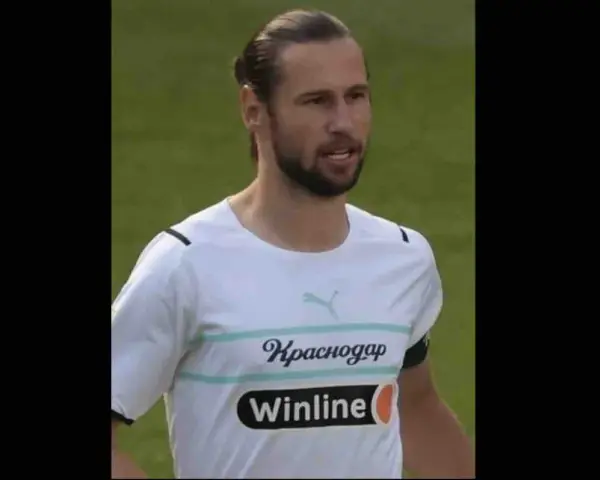 Piłkarz w białej koszulce z napisem "Krasnodar" i logo "Winline". To właśnie tam Krychowiak gra.
