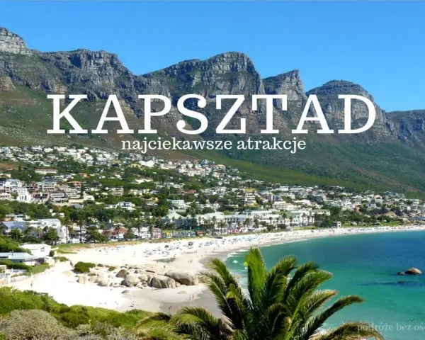 Kapsztad, gdzie jest RPA, z górami i plażą pełną ludzi.
