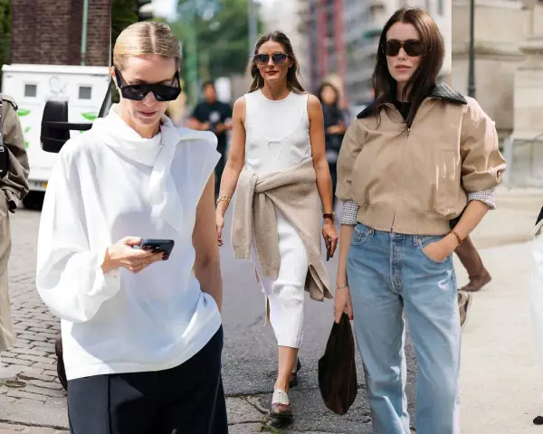Mujeres con estilo, ideas de como vestir en otoño: gabardina, blusa blanca, vestido de punto y bomber.
