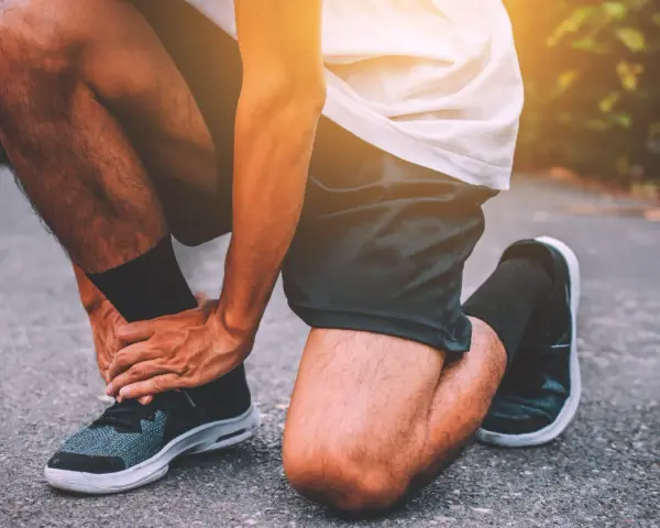 Corredor con dolor en el tobillo, buscando calzado para tendinitis peroneos.