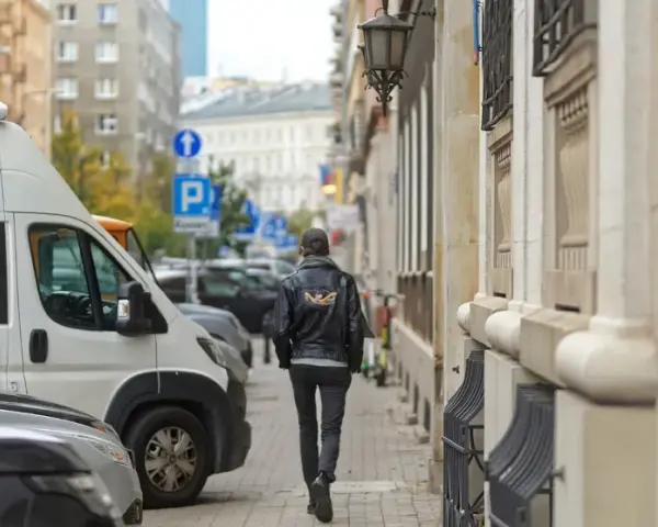 Ile wynosi mandat za parkowanie na chodniku? Uniknij wysokich kar