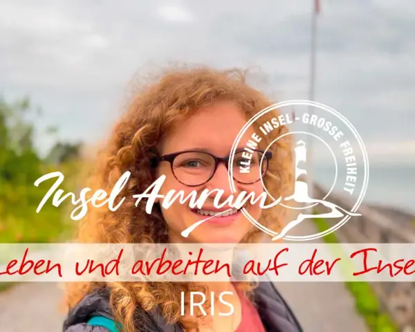 Iris, die das Leben und Arbeiten auf Amrum genießt, lächelt in die Kamera. Ein Kreis mit einem Leuchtturm und der Aufschrift "Kleine Insel - Große Freiheit" umrahmt ihr Gesicht.