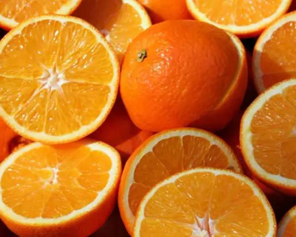 Pomarańcze, idealne do drinków z Cointreau triple sec. Soczyste plastry i całe owoce tworzą apetyczny obraz.
