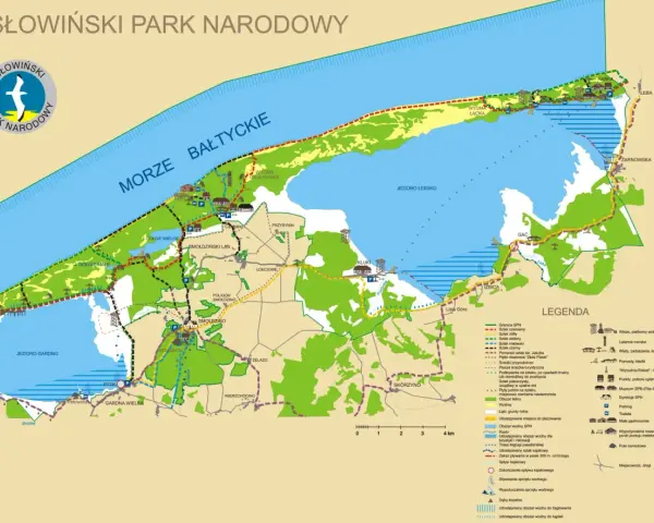 Mapa Słowińskiego Parku Narodowego z zaznaczonymi szlakami pieszymi i rowerowymi, jeziorami, wydmami i miejscowościami. Idealna do planowania wycieczki rowerem po SPN.
