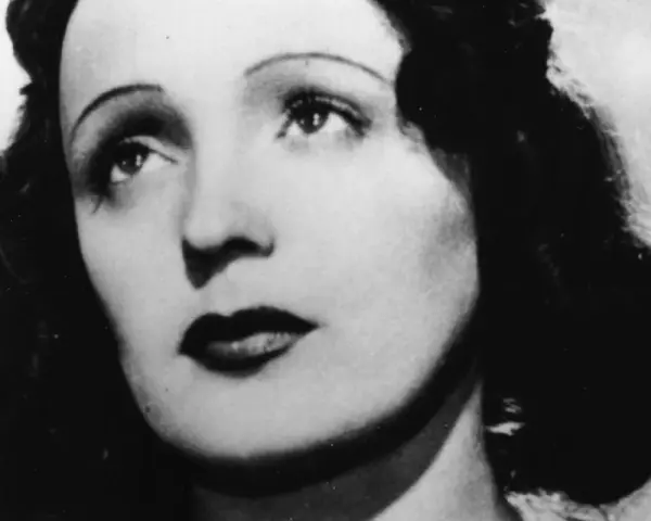 Edith Piaf, ikona francuskich piosenek, z charakterystycznym spojrzeniem i burzą ciemnych włosów.