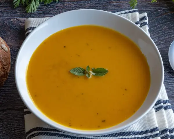 Aksamitna marchwianka z miętą, podana z chrupiącym chlebem. Idealna na chłodne dni.