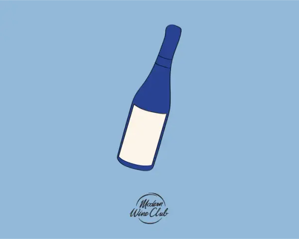 Niebieska butelka wina z jasną etykietą, unosząca się na błękitnym tle. Pod spodem logo "Modern Wine Club".