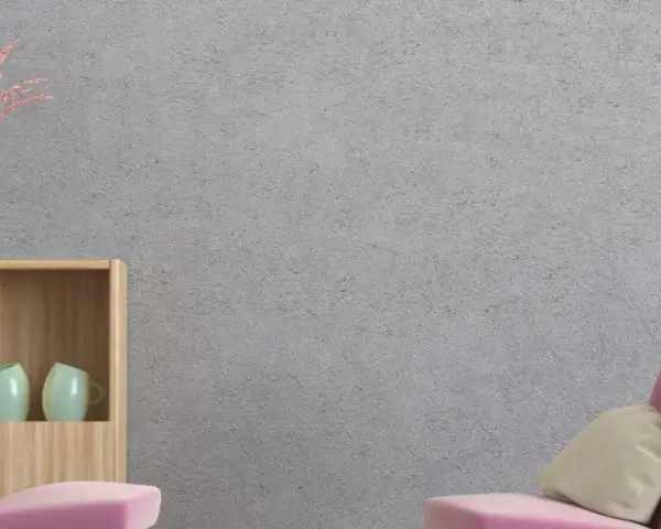 Un elegante papel pintado sobre gotele cubre la pared gris. Muebles de madera y tazas verdes decoran el espacio.