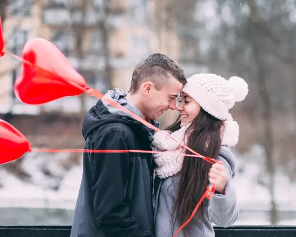 Para sprawia, że dziewczyna czuje się wyjątkowa, gdy mówi jej, że jest dla niego całym światem. Czerwone balony w kształcie serca dodają romantyzmu.