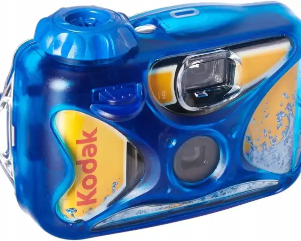 Niebieski aparat jednorazowy Kodak z żółtą wkładką. Idealny do uchwycenia letnich wspomnień.