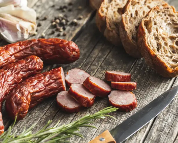 Jak wędzimy kiełbasę - proste sposoby na idealny smak i aromat