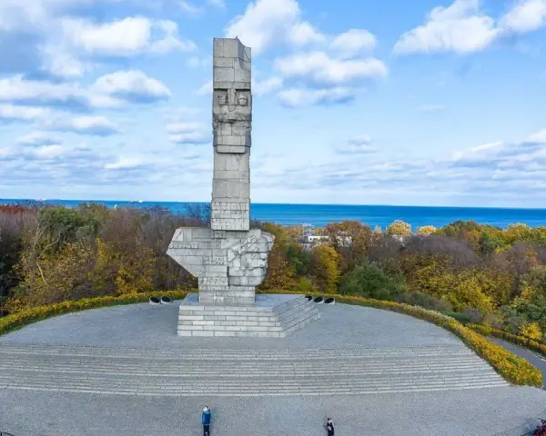 Pomnik Obrońców Wybrzeża na Westerplatte. Monumentalna rzeźba upamiętnia bohaterską historię obrony Polski.
