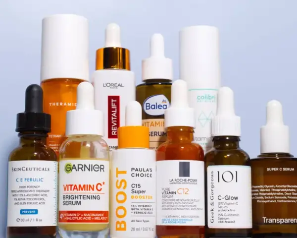 Vielfältige Vitamin C Seren für strahlende Haut. Die Wirkung von Vitamin C Serum ist bekannt für Aufhellung und Schutz.