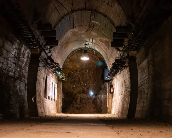 Wnętrze tunelu w Kompleksie Riese. Warto zobaczyć surowe ściany, odsłonięte zbrojenia i tajemniczą instalację na końcu.