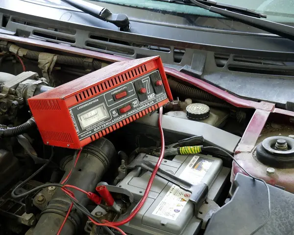 Jak naładować akumulator w hybrydzie toyoty bez zbędnych problemów