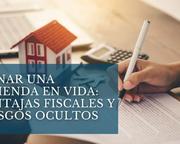 Mesa con maqueta de casa, calculadora y mano firmando un documento. Se puede regalar una casa, explorando ventajas fiscales y riesgos.