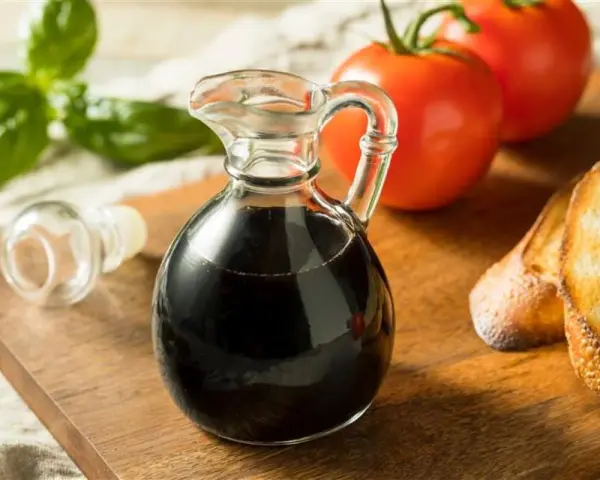 Jak zrobić sos balsamiczny? Lepszy niż kupny w 5 minut!