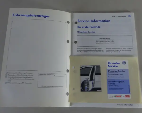 Ein offenes Serviceheft mit dem Titel "Fahrzeugdatenträger" und "Service-Information". Darunter Informationen zum Ölwechsel-Service und Bremsflüssigkeits-Service.