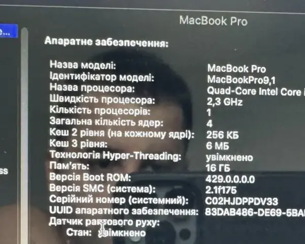 Informacje o sprzęcie MacBook Pro, w tym procesorze i pamięci. Przydatne, gdy zastanawiasz się, jak sformatować Maca.