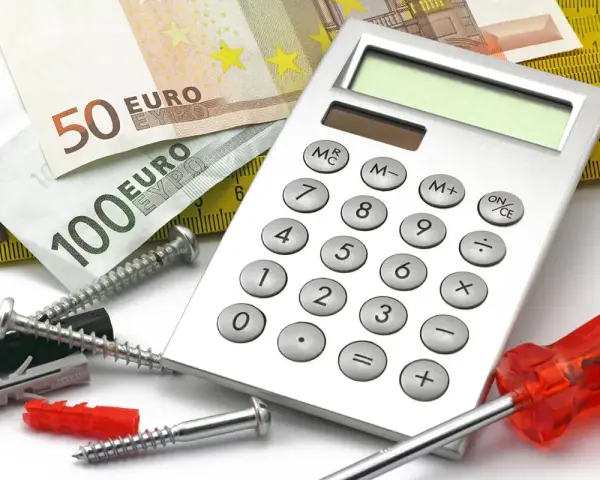 Calculatrice, euros, vis et cheville : tout pour estimer les ressources maprimerenov plafond.