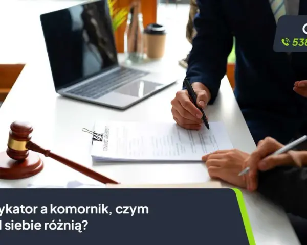 Wierzyciel kto to? Dwie osoby przy biurku podpisują umowę, obok młotek sędziowski i laptop.