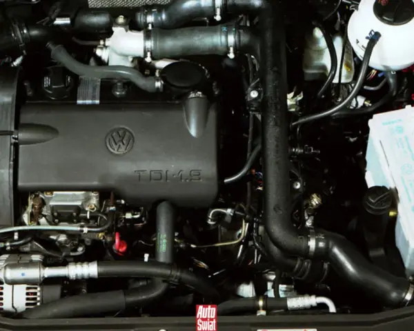 Silnik TDI 1.9 Volkswagena z widocznym akumulatorem i elementami układu dolotowego.