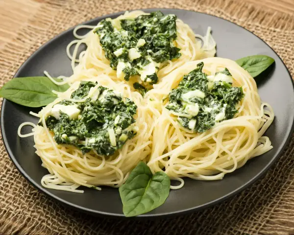 Makaron z pesto ze słoika przepis: spaghetti z kremowym szpinakiem i serem. Szybkie i proste danie.