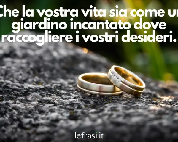 Due fedi nuziali su una roccia, con la frase "Che la vostra vita sia come un giardino incantato dove raccogliere i vostri desideri". Promesse d'amore frasi.