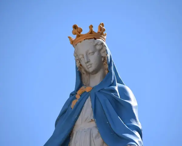 Posąg Matki Bożej z koroną na głowie, spoglądającej w dół. Jak w psalm 121, jej pomoc przychodzi z nieba.