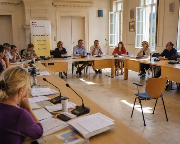 Réunion de travail sur le plan canicule. Un assistant sanitaire prépare la mobilisation, la solidarité et la prévention.