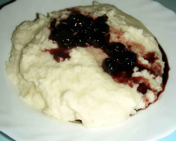 Puszysta kasza manna z wiśniami. Czy kasza manna ma gluten? Tak, tradycyjna kasza manna zawiera gluten.