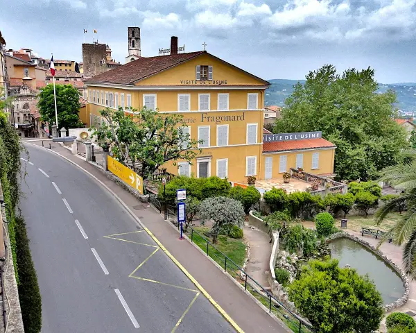 Visiter le vieux Grasse, la parfumerie Fragonard et son jardin verdoyant.