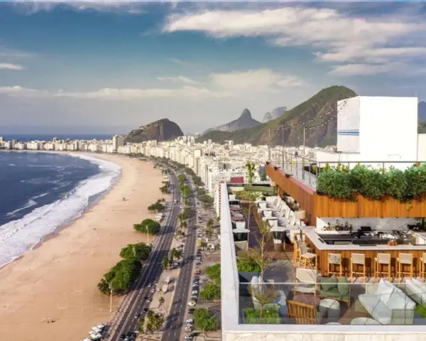 Widok na słynne brazylia plaże Copacabana z dachu hotelu. W oddali góry i miasto.