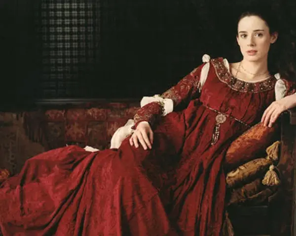 Juana la Loca, vestida de rojo, reflexiona sobre cuántos hijos tuvo.