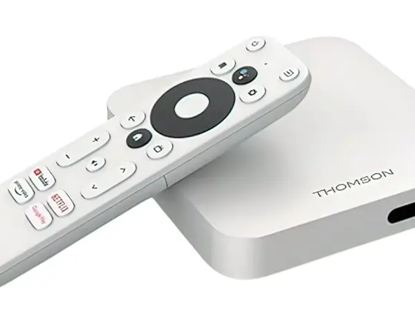Biały smart tv box Thomson z pilotem. Dowiedz się, jak działa i jak łatwo sterować multimediami.