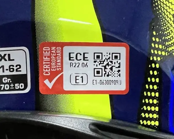 Etichetta ECE R22.06 su casco: ecco come capire se un casco è omologato. Indica certificazione europea e peso.